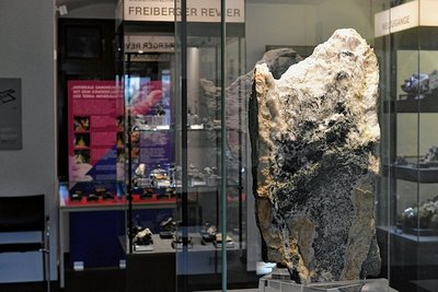 Im Bild: Silber mit Calcit aus der Grube Himmelsfürst Brand-Erbisdorf.