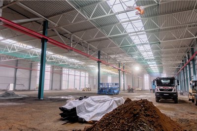 Die neue Produktionshalle dient der Fertigung von Systemelemente aus Metall. Sie verfügt ebenso über einen Anbau mit Büros und Sozialräumen.