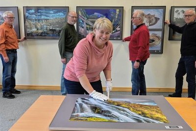 Sabine Teufl (vorn) und ein Teil ihrer Vereinskollegen (von links: Dieter Lieberwirth, Jürgen Brunner, Stephan Teppner und Ludwig Neumann) stellen in der Oelsnitzer Bibliothek ab sofort neue Fotografien aus.