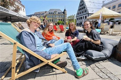Hector, Laura, Lucia und Sofia sind aus der spanischen Hauptstadt Madrid nach Zwickau gekommen, um dort bei Jugend musiziert anzutreten. Sie sind Teil eines neunköpfigen Ensembles, das Neue Musik spielt. 