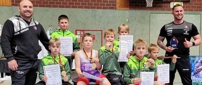 Die Auer Trainer Björn Schöniger (r.) und Sylvio Mehlhorn hatten allen Grund zur Freude. 