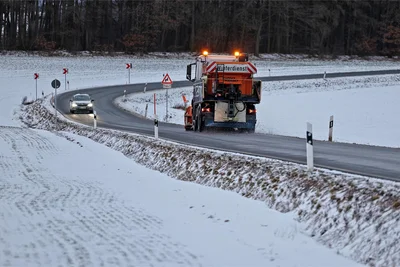Der Winterdienst ist am Dienstagmorgen in Westsachsen unterwegs.
