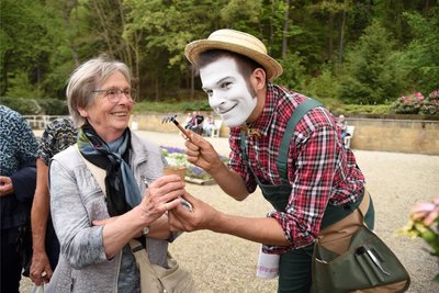 Ein Garten-Pantomime unterhielt auf dem Badeplatz beim Rhododendronfest in Bad Elster mit kleinen Gärtner-Aktionen die Besucher.
