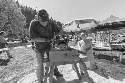 Der Werkstoff Holz prägte das Leben von Peter Rehr ebenfalls. Der gelernte Drechsler war bei vielen Symposien wie hier 2016 am Scheibenberg dabei.