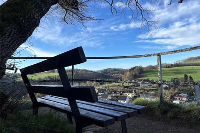 Wer auf der Bank hinter dem Schloss Wolkenstein Platz nimmt, hat einen grandiosen Ausblick.
