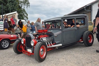 Jürgen Schnecke aus Hilbersdorf weckte mit seinem dröhnenden, aufgemotzten Ford A-Modell das Interesse der Fans.