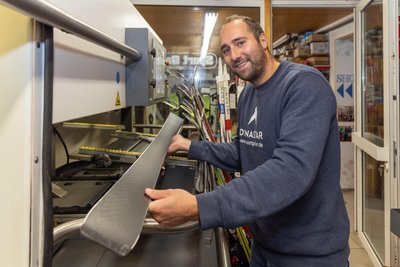Längst hat auch im Bereich Skiservice moderne Technik Einzug gehalten. Hier Eric Gahler am Schleifautomaten.