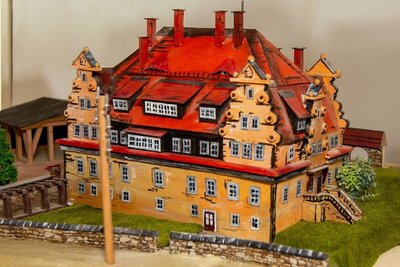 Ornamentik ist sein Fachbereich: Weber legt als Holzgestalter in den Nachbau der Gebäude all sein Können. So detailgetreu wie möglich arbeitete er das Schloss Pöhl aus. 