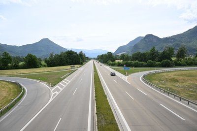 Die Warnungen vor einem Verkehrschaos haben offenbar gewirkt - nur wenige Autos auf der A8 in Richtung Österreich