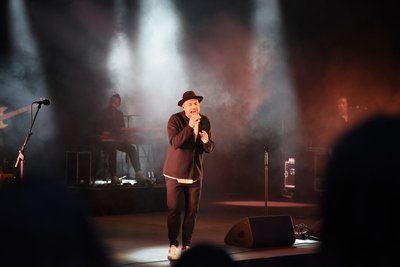 Sänger Max Mutzke hat vor etwa 500 Besuchern in Bad Elster gesungen. 