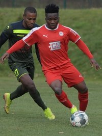 Der Lößnitzer Samiou Tchagbele (r.) schirmt in dieser Szene den Ball gegen Dresdens Ibrahim Diallo ab. 