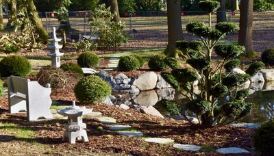 Eine Granitbank sowie Granitlaternen verleihen dem neu gestalteten Seerosenteich und seiner Umgebung den asiatischen Charakter, den sich der verstorbene Oberbürgermeister Jesko Vogel für den Stadtpark wünschte. 