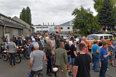 Zum 14. Mal ist das Treffen der Oldtimer des MC Freiberg in Naundorf veranstaltet worden. 350 Teilnehmer folgten der Einladung, über 1000 Besucher kamen Autos gucken.