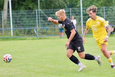 Das Foto zeigt Maxim Schlaeger (rechts) im Vorbereitungsspiel der SG Traktor Neukirchen gegen den Landesklasse-Vertreter BSV Irfersgrün.