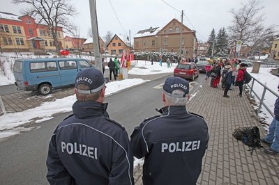 Mitte März war die Jugendorganisation der NPD vor zahlreichen Schulen in Sachsen aufgetaucht, auch vor der Mittelschule Leubnitz. Während andere Schulen an dem Tag ihre Schüler ins Kino schickten, hatte Schulleiter Andreas Wimmer auf Aufklärung gesetzt. Kaum ein Schüler zeigte Interesse an Flugblättern und Heften der JN.