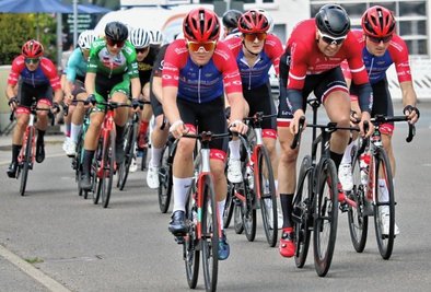Die Fahrer vom Berthold Radteam Hainichen (rot-blaue Trikots, rote Helme) wollen das Rennen der Elite-Amateur-Klasse gewinnen. 