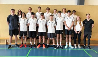 Max Plänitz (rechts) leitet in diesem Jahr zum zweiten Mal die Ausbildung zum DFB-Junior-Coach am Käthe-Kollwitz-Gymnasium. 