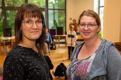 Das gesamte Team des Oederaner Kitz unterstützt die Inklusion der Sechsjährigen (rechts Erzieherin Christiane Reiß). Bettys Mutter Anne Lange ist dankbar für die gute Betreuung.