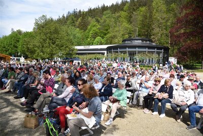 Der Badeplatz in Bad Elster war zum 5. Rhododendronfest sehr gut besucht.