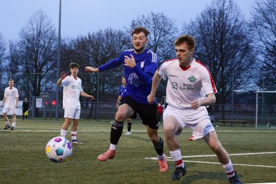 Der SV Mosel hatte sein letztes Heimspiel vor der Winterpause extra auf den Kunstrasenplatz des VfB Empor Glauchau verlegt. Am Ende zogen Martin Dörge (im blauen Trikot) und seine Mitspieler dort 3:4 gegen den FSV Limbach-Oberfrohna den Kürzeren.
