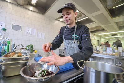 Jakob Schackenberg bereitet einen Rote-Bete-Salat zu. Er gewinnt den Werner-Lohse-Wanderpokal zum zweiten Mal.