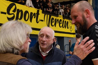 Am Sonntag als Zuschauer beim Volleyball: Jubilar Ekkehard Brückner (Mitte) mit VSV-Trainer Alexander Krug (rechts) und Thomas Föder.