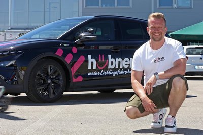 Benjamin Hübner (36) hat in der Motorsportarena in Mülsen eine neue Fahrschule eröffnet. Nicht nur der Standort ist außergewöhnlich.