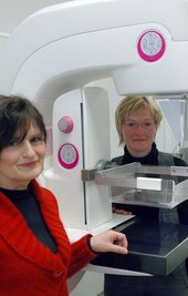 
              <p class="artikelinhalt">Die Röntgenassistentinnen Gabriele Enders (links) und Annett Baumann werden den neuen Mammomaten im Rodewischer Klinikum bedienen.</p>
            
