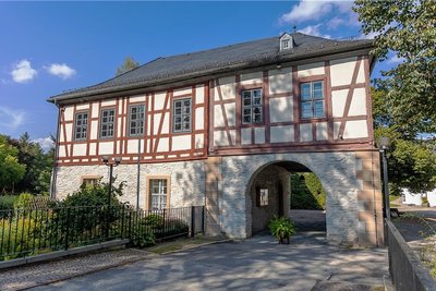 Das Tor- und Herrenhaus auf der Schlossinsel in Rodewisch: Seit den 50er-Jahren existierte dort das Museum, das seit 2017 geschlossen ist. Bereit seit Februar sind im Untergeschoss Teile des Gebäudes an einen Caterer vermietet, nun will ein neuer Verein punktuell Veranstaltungen organisieren und Teile des Fundus dabei zur Schau stellen.