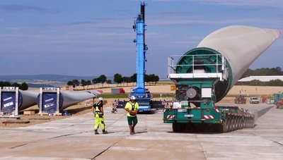 Ein Feld an der Heinzebank dient als Zwischenlager für die Rotorblätter. Sie sind je 79 Meter lang und 21 Tonnen schwer. 