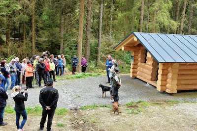 Einweihung der vom Sachsenforst errichteten "Hammerhütte" am Zwotaer Glaßbachteich. 