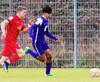 Aues Nima Amiri (r.) und seine Teamkollegen von der U 17 haben auch das Sachsenderby gegen RB Leipzig mit 1:4 verloren. 