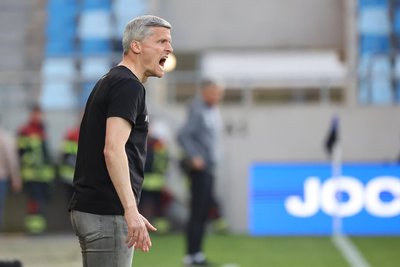 Saarbrückens Trainer Rüdiger Ziehl steht bei einigen Fans in der Kritik, dennoch sind die Aufstiegschancen intakt.