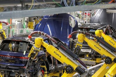 Der Verkauf des Roboterherstellers Kuka lenkte den Blick auf den Ausverkauf deutscher Hochtechnologie an Investoren aus China. Hier sind Kuka-Roboter im Leipziger Porsche-Werk im Einsatz. 