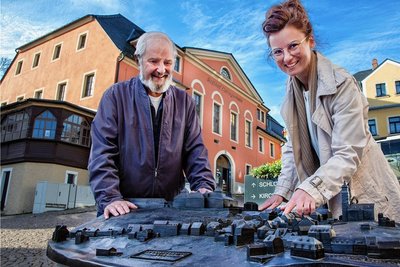 Ortsvorsteher Gottfried Jubelt und die Leiterin des Innenstadtprojektes "Kinder machen Augustusburg", Nadine Knödler, am bronzenen Tastmodell der Stadt Augustusburg. Mit dem Zuwendungsbescheid für die Fördermittel startet das Experiment zur nachhaltigen Belebung der Altstadt. 