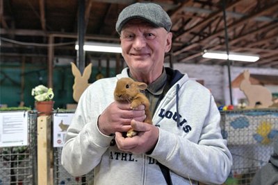Die Tierfamilie, die die Wahl zum schönsten Osterhasen gewonnen hat, stammt aus der Zucht des Lugauers Karl Wolf – hier mit einem der Jungtiere.