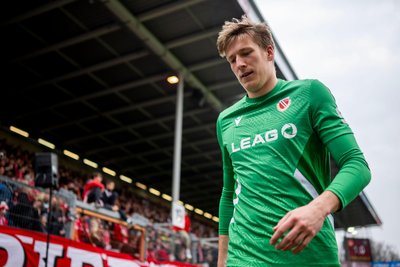 Es läuft nicht mehr rund bei Energie. Der Cottbuser Torhüter Elias Bethke verlässt enttäuscht den Platz.
