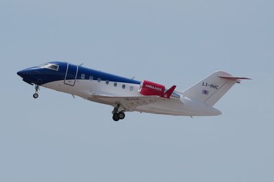 Ein Ambulanzflugzeug startet in Kap Verde mit evakuierten Patienten vom Kreuzfahrtschiff "Hondius" vom Flughafen. 