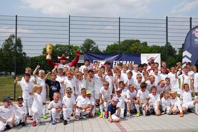 Zum RB-Feriencamp gehört es auch, dass alle Kinder ein personalisiertes Trikot mit passender Hose und Stutzen bekommen. Auch Trinkflasche sowie Sportbeutel mit RB-Logo gibt es für die jungen Fußballer. 