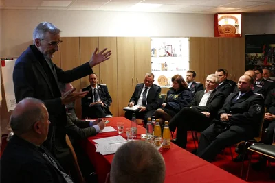 Vertreter von reichlich 40 regionalen Feuerwehren nahmen an der Gesprächsrunde mit dem Innenminister teil.