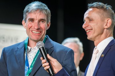 Männer-Sieger Thomas Ungethüm (links) im Gespräch mit Moderator Ingo Hahne