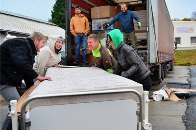 Thomas Kretschmann (vorn, 2. von rechts) organisiert die Hilfstransporte in die Ukraine.