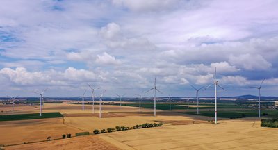 Sachsen setzt beim Ausbau der erneuerbaren Energien auf deutlich mehr Windkraft. (Symbolbild) 