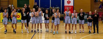 Es läuft in dieser Saison bei den Zweitligabasketballerinnen der Chemcats. Mit einem Heimsieg an diesem Samstag gegen Osnabrück können sie die Playoffs so gut wie klarmachen. Zum Team gehören auch die zwei 17-jährigen Nachwuchsspielerinnen Lea Steinbrück (6. von links) und Leann Rebentisch (7. von links). 