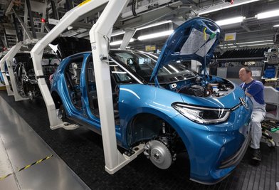 Ein Modell des ID.3 wird im Werk von Volkswagen in Zwickau montiert.