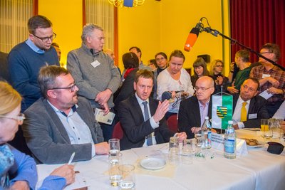 Kretschmer hat am Montagabend in Aue zum ersten Sachsengespräch geladen.