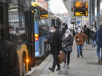 Im Nahverkehr sind seit einiger Zeit FFP2-Masken Pflicht. Nun gilt zudem: Wer mitfahren will, muss geimpft, genesen oder getestet sein. 