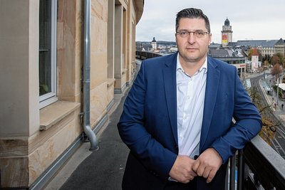Thomas Hennig auf dem Balkon seines Büros im Behördensitz in Plauen. Der CDU-Politiker hat als Landrat des Vogtlandkreises bewegte erste 100 Tage im Amt absolviert.