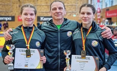 Erwartungen erfüllt: Cassidy Richter (l.) und Naémi Leistner freuen sich mit ihrem Heimcoach Steffen Richter über DM-Gold. 