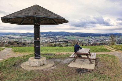 Vom sogenannten Balkon des Erzgebirges überblicken Spaziergänger weite Teile des Erzgebirgskammes.